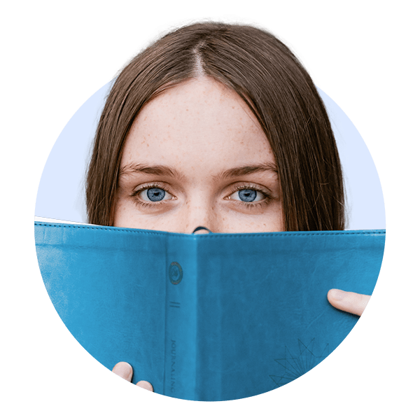 Bilde av en elev bak en bok